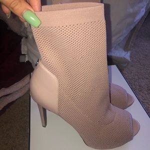 GUESS NUDE HEELS NEVER WORN